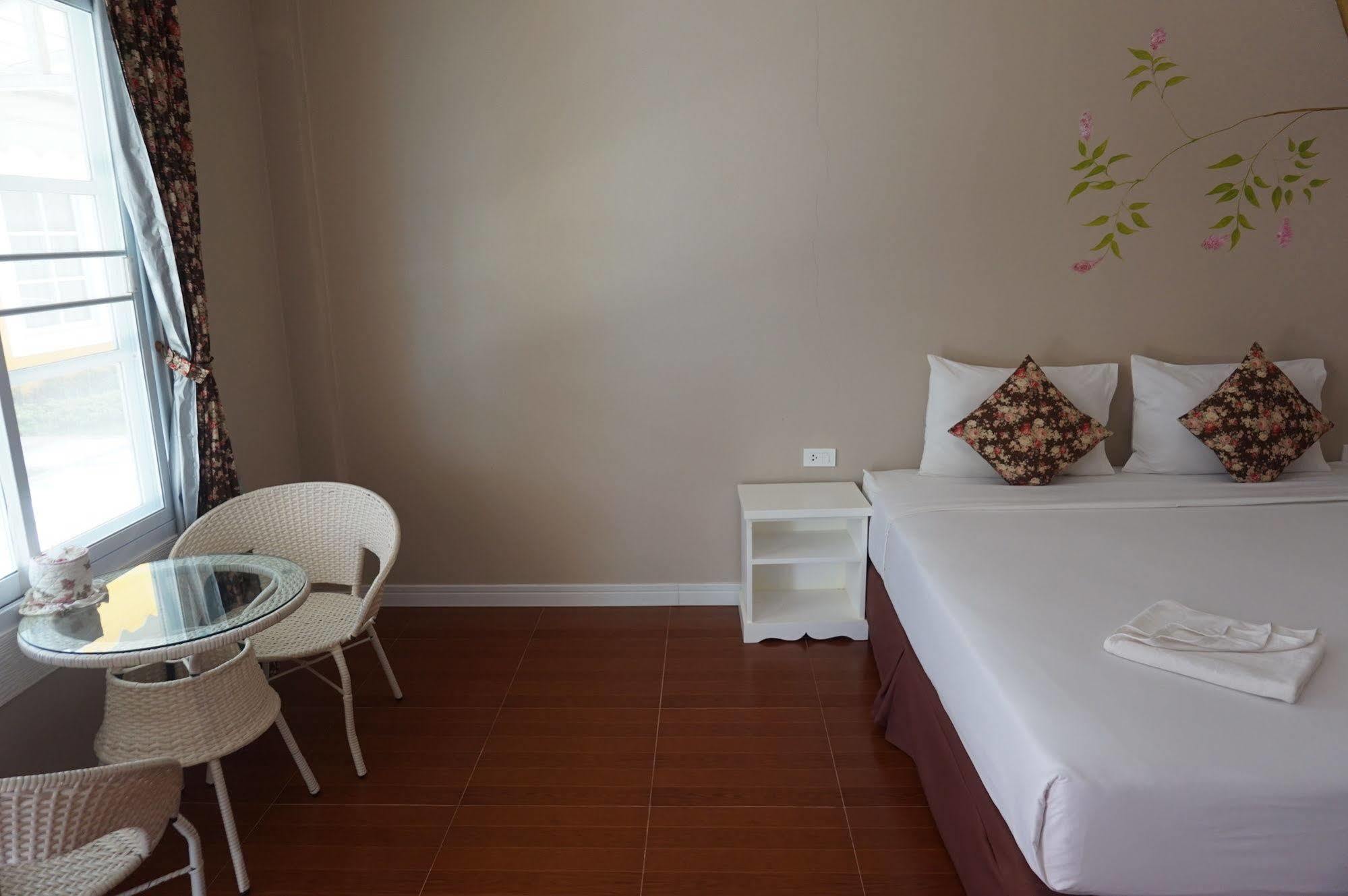 Color Ville Hotel Sha Certified Sakon Nakhon Exterior foto